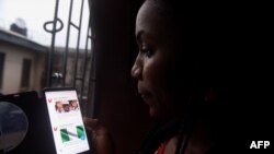 Une Nigériane avec un smartphone à Lagos, le 29 octobre 2018.