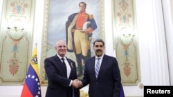 El presidente de Venezuela, Nicolás Maduro, y el viceprimer ministro ruso, Dmitry Chernyshenko, se dan la mano en el Palacio de Miraflores, en Caracas, Venezuela, el 7 de noviembre de 2024. Palacio de Miraflores. REUTERS