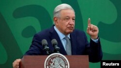 El presidente de México, Andrés Manuel López Obrador, gesticula durante una rueda de prensa en Ciudad de México, el 9 de marzo de 2023.