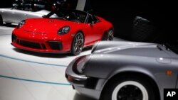 ARSIP - Mobil Konsep Porsche 911 Speedster diperagakan dalam Pameran Otomotif di Paris, Perancis, Selasa, 2 Oktober 2018 (foto: AP Photo/Thibault Camus)
