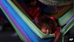 Foto de archivo del 10 de marzo del 2018, en la que una niña indígena de Venezuela descansan en un albergue en Paracaima, Brasil