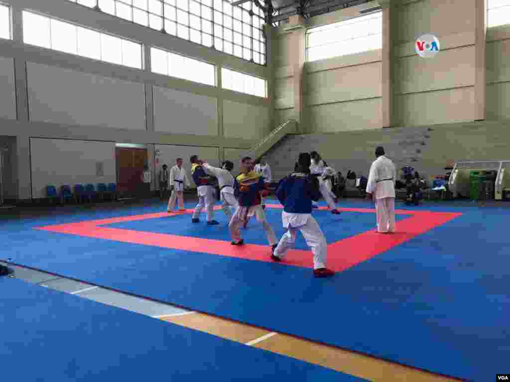 La falta de inversión del gobierno de su país y las sanciones de EE.UU. y otros países han afectado directamente a los deportistas de las selecciones nacionales de Venezuela.&nbsp; En la foto, la selección nacional de karate de la nación sudamericana entrena en Lima, Perú, durante los Juegos Panamericanos 2019.