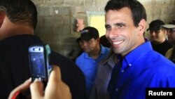 Recientemente, el candidato presidencial de la oposición, Henrique Capriles Radonski, instó a los jóvenes a inscribirse en el registro electoral.