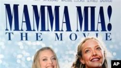 영화 맘마 미아의 포스터와 출연 여배우 아만다 사이프리드(Amanda Seyfried)