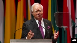 Perdana Menteri Malaysia Najib Razak saat membuka pertemuan Organisasi Kerjasama Negara-negara Islam di Kuala Lumpur, Malaysia, 19 Januari 2017. (AP Photo/Lim Huey Teng)