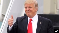 Le président Donald Trump salue des gens à West Palm Beach, Floride, le 3 mars 2017. 