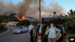 آتش نشانی لوس آنجلس، از ساکنان چند منطقه از جمله دوآرت و آزوسا خواسته اند خانه هایشان را تخلیه کنند.