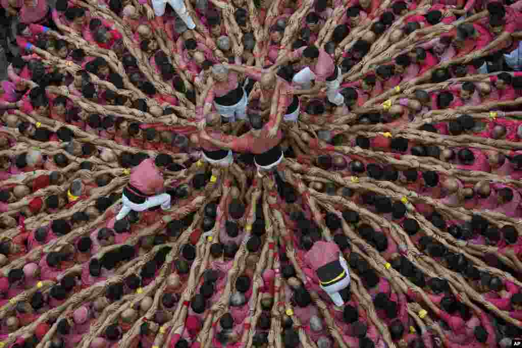 Members of the &quot;Colla Vella dels Xiquests de Valls&quot; try to complete their human tower during the 27th Human Tower Competition in Tarragona, Spain.