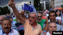 Des manifestants pro-Euro lors d'un rassemblement devant le bâtiment du parlement, à Athènes, Grèce, le 30 juin 2015.