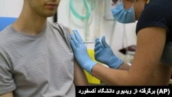 Một người tình nguyện được chính vaccine thử nghiệm ngừa COVID-19 tại Trường đại học Oxford, Anh.