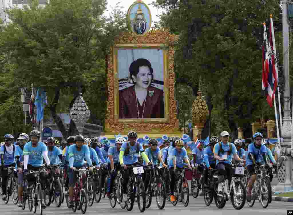 Two side-by-side portraits of social analyst Kem Ley are on display at his hometown in Takeo province, Cambodia, July 02, 2017. (Hul Reaksmey/VOA Khmer)