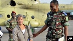 Beatrice Stockly, seorang misionaris Kristen warga Swiss, tiba dengan helikopter dari Timbuktu setelah diculik militan di Mali utara pada bulan April 2012 (foto: dok).