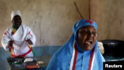 Seorang perempuan bernyanyi dalam ibadah Paskah di sebuah gereja di Garissa, Kenya, 5 April 2015. 