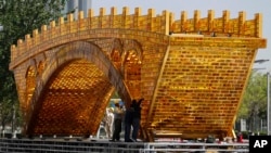 2017年4月18日，北京工人在國家會議中心外搭建絲綢之路的金橋。