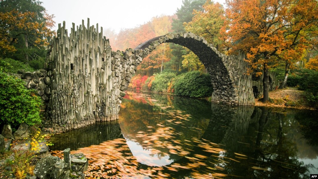 Sebuah taman kota 'Rhododendronpark' Kromlau pada saat musim gugur di Kromlau, Jerman (foto: dok). Jerman menempati peringkat pertama negara terbaik di dunia. 