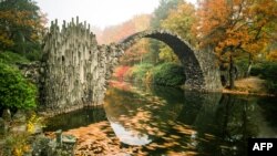 Sebuah taman kota 'Rhododendronpark' Kromlau pada saat musim gugur di Kromlau, Jerman (foto: dok). Jerman menempati peringkat pertama negara terbaik di dunia. 