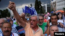 Manifestantes a favor del Euro protestan frente al edificio del Parlamento griego en Atenas.