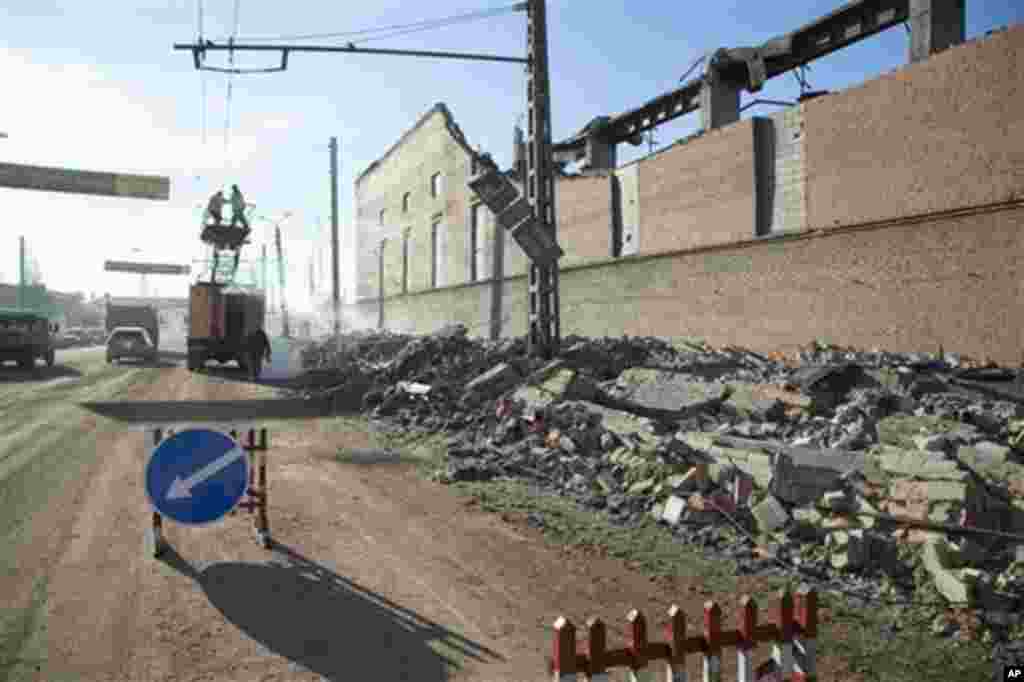 Pekerja bangunan memperbaiki sirkuit listrik di luar pabrik seng seluas 600 meter persegi yang atapnya ambruk terkena ledakan meteor di Chelyabinsk, Rusia. (Foto: Chelyabinsk.ru)