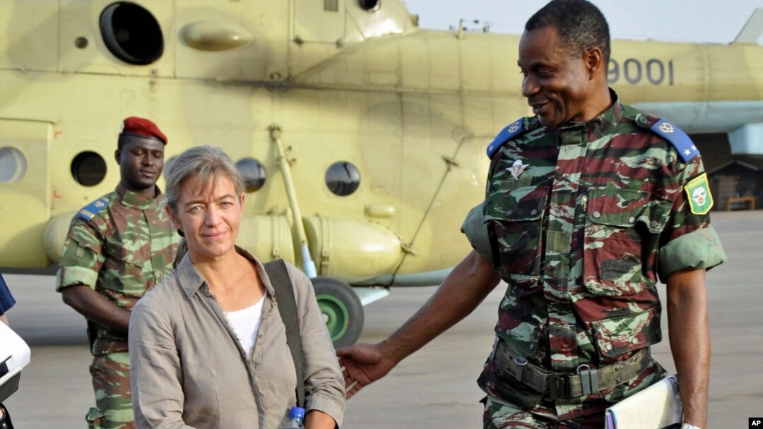 Beatrice Stockly, seorang misionaris Kristen warga Swiss, tiba dengan helikopter dari Timbuktu setelah diculik militan di Mali utara pada bulan April 2012 (foto: dok).