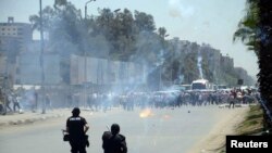 Des manifestants pro-Morsi lors d'affrontements avec la police au Caire, le 3 juillet 2014.