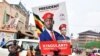 Un partisan de l'opposition porte l'affiche de campagne électorale du candidat à la présidence de l'opposant ougandais Robert Kyagulanyi, également connu sous le nom de Bobi Wine, à Kampala, en Ouganda, le 12 janvier 2021 peu avant les élections présidentielle et législatives.