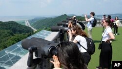 Turisti na granici Južne i Sjeverne Koreje
