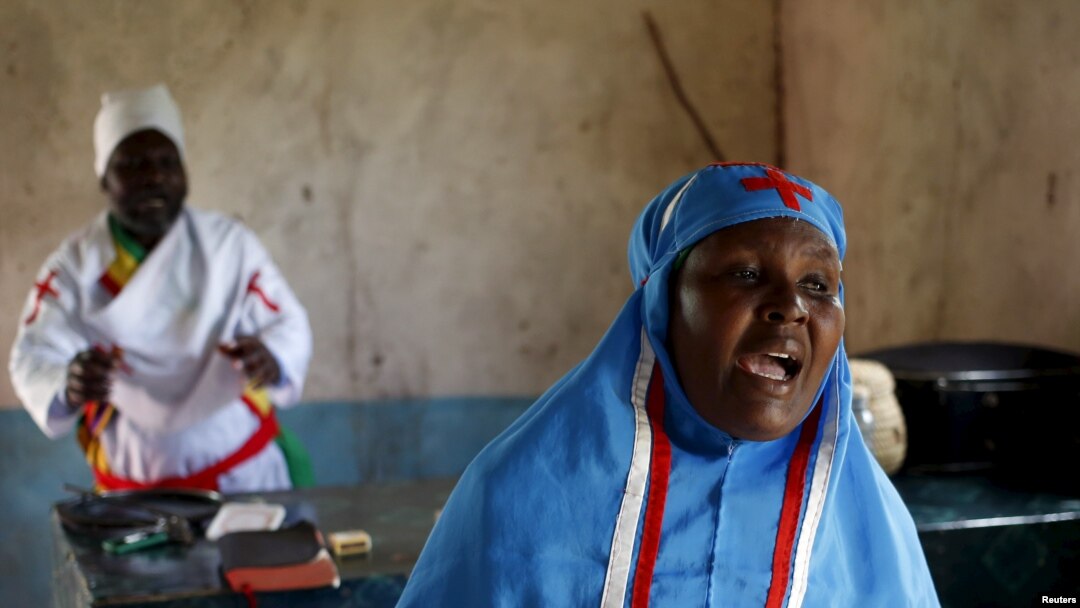 Seorang perempuan bernyanyi di ibadah Paskah hair Minggu di sebuah gereja di Garissa, Kenya, 5 April 2015. 
