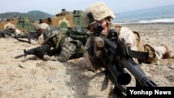 지난해 3월 한국 포항에서 미한 연합 독수리 연습의 일환으로 실시된 쌍룡훈련에서 한국군과 미군 해병대가 상륙훈련을 진행 중이다. (자료사진)