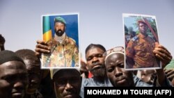 Des manifestants montrent leur soutien aux dirigeants du Mali et du Burkina Faso, respectivement le colonel Aissimi Goita (à g.) et le lieutenant-colonel Paul-Henri Sandaogo Damiba, à Ouagadougou, le 25 janvier 2022.