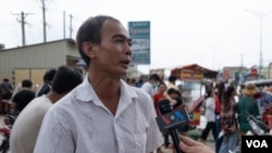 លោក ឃ្លោក វណ្ណា អាយុ ៥១ ឆ្នាំ ផ្តល់បទសម្ភាសន៍ដល់វីអូអេ នៅភូមិព្រែកជ្រៃ សង្កាត់ស្ពានថ្ម ខណ្ឌដង្កោ រាជធានីភ្នំពេញ ថ្ងៃទី១៥ ខែតុលា ឆ្នាំ២០២០។ (ទុំ ម្លិះ/វីអូអេ)