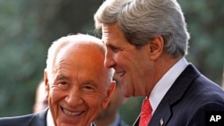 U.S. Secretary of State John Kerry (r) meets with Israeli President Shimon Peres in Jerusalem, May 23, 2013. 