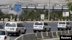 Mobil yang membawa anggota utusan PBB untuk Suriah bergerak meninggalkan kantor pusat PBB di Damaskus menuju daerah pusat unjuk rasa anti-pemerintah (13/5). Penyerangan terhadap desa al-Tamana menimbulkan keraguan lebih jauh atas kemampuan tim Kofi Annan 