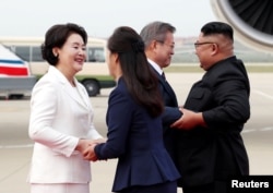 18일 평양 순안공항에 도착한 문재인 한국 대통령과 부인 김정숙 여사가 김정은 북한 국무위원장과 부인 리설주의 환영을 받고 있다. 평양사진공동취재단.