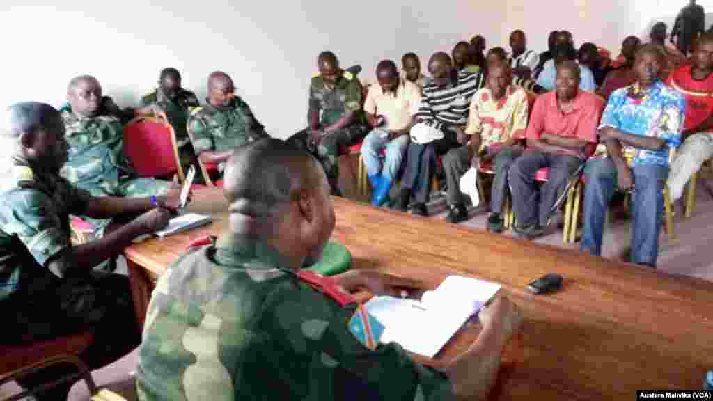 Maafisa wa jeshi la Congo wakizungumza na raia wa Nyamilima
