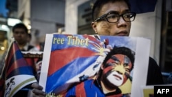 Các nhà hoạt động biểu tình kêu gọi sự quan tâm về tình hình nhân quyền ở Tây Tạng bên ngoài văn phòng đại diện của Trung Quốc tại Hồng Kông