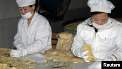 북한 신의주의 한 식품 공장에서 유엔의 지원으로 취약계층에 지급할 영양 비스킷을 생산하고 있다. (자료사진)