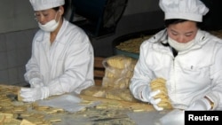 북한 신의주의 한 식품 공장에서 UN 산하 세계식량계획(WFP)의 지원으로 취약계층에 지급할 영양 비스킷을 생산하고 있다. (자료사진)
