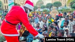 Arbre de Noël organisé au profit des enfants par la mairie de Ouagadougou, Ouagadougou le 25 décembre 2020 (VOA/Lamine Traoré)