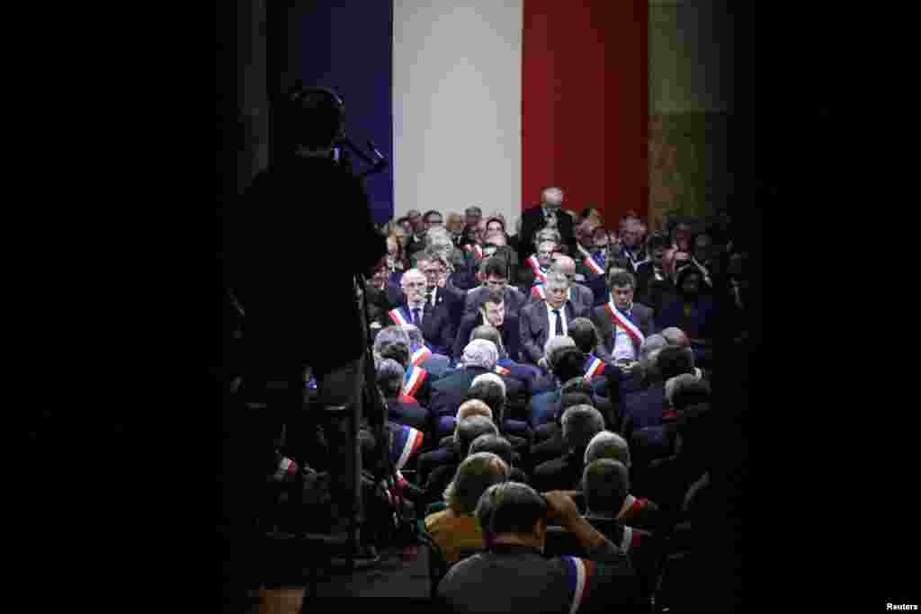 ប្រធានាធិបតីបារាំង Emmanuel Macron កំពុងសម្លឹងក្នុងកិច្ចប្រជុំមួយដែលមានអភិបាលក្រុងចំនួន៦០០នាក់ចូលរួមមកពីតំបន់រដ្ឋបាល Occitania ដើម្បីបង្ហាញដំណោះស្រាយដល់ម្ចាស់ឆ្នោតដែលបានប្តឹងតវ៉ា នៅទីក្រុង Souillac ប្រទេសបារាំង។