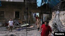 Медики перевіряють збитки, завдані польовій лікарні в результаті повітряного удару в Алеппо