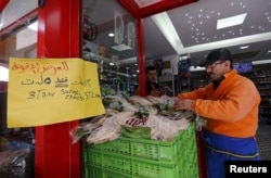 An Arabic sign reads "3 Syrian style bread 5 lira" is seen at a market in Istanbul, Turkey, February 17, 2016.
