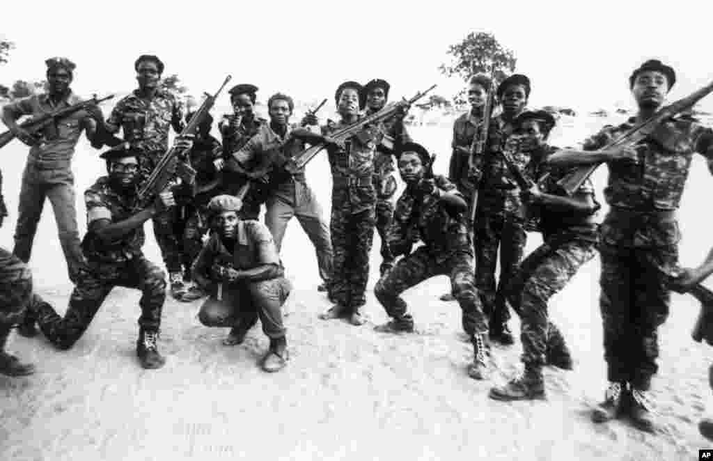 Tropas do MPLA depois de um treinamento militar em Grafanil em 1976
