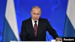블라디미르 푸틴 러시아 대통령이 모스크바에서 의회 국정연설을 하고 있다. 