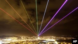 Un arc en ciel en laser, projeté dans le ciel de nuit de Scrabo Tour, le 16 mMars 2012.