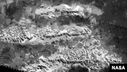 Tiga bukit yang dikenal di Titan yang dikenal sebagai Mithrim Montes merupakan puncak tertinggi bulan Saturnus.