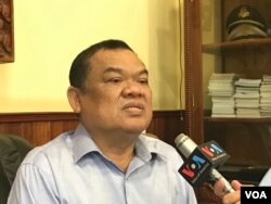 រូបឯកសារ៖ លោក ញឹក ប៊ុនឆៃ​ ប្រធាន​គណបក្ស​ខ្មែរ​រួបរួមជាតិ​ ផ្តល់​បទសម្ភាសន៍​ជាមួយវីអូអេ ក្រោយ​លោក​ត្រូវបាន​ដកដំណែង​ ក្នុង​រាជធានី​ភ្នំពេញ​ នៅថ្ងៃទី១​ ខែមិថុនា​ ឆ្នាំ២០១៧។ (ហ៊ាន សុជាតា/វីអូអេ)