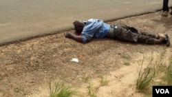 Motoqueiro, ou "kupapata", atropelado mortalmente pelo comandante da Polícia de Trânsito do Menongue (foto tirada por populares antes de chegar a polícia)