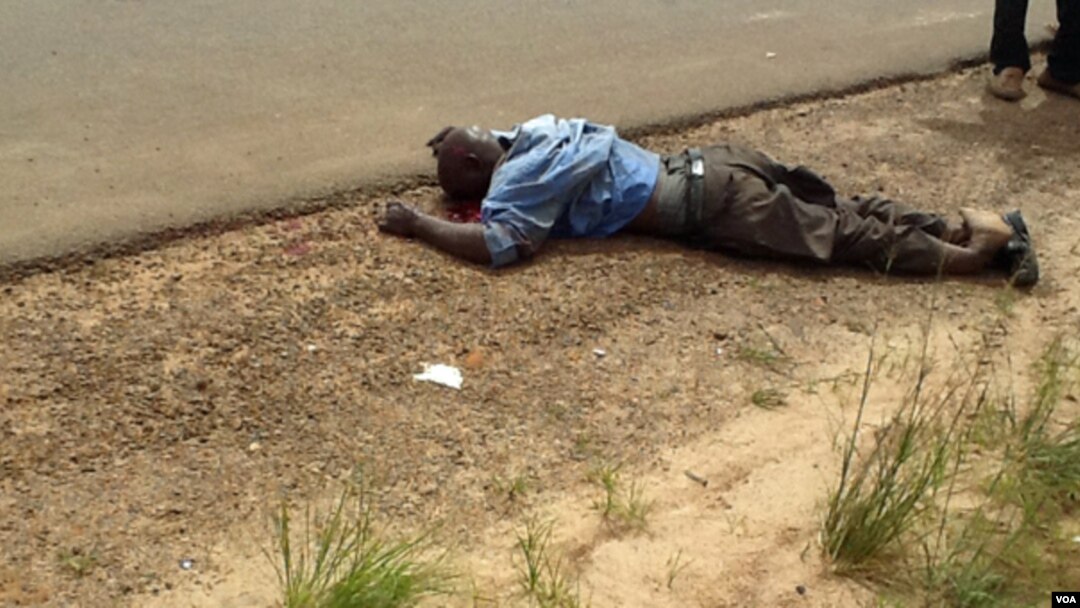 Motoqueiro, ou "kupapata", atropelado mortalmente pelo comandante da Polícia de Trânsito do Menongue (foto cedida por populares)