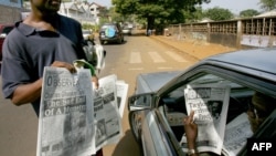 Les journaux sierra-léonais annoncent que l'ancien président libérien Charles Taylor a été inculpé de crimes par le Tribunal spécial pour la Sierra Leone, le 31 mars 2006 à Freetown.