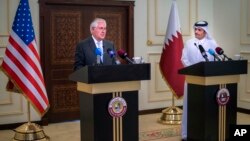 El secretario de Estado de EE.UU., Rex Tillerson, (izquierda) y el ministro de RR.EE. de Catar, Sheik Mohammed bin Abdulrahman Al Thani hablaron en una conferencia de prensa en Doha, el martes, 11 de julio de 2017.
